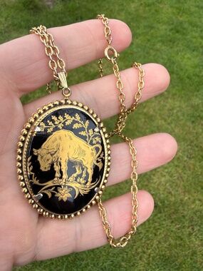 Pretty Gold Tone Taurus Bull Cow Black Cameo Pendant Necklace Chain Vintage 24”.